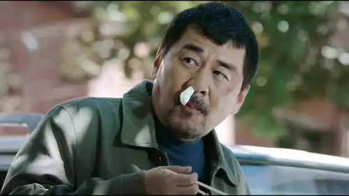 无名之辈陈建斌想帮忙破案被警察轰出去,吃剩下的东西