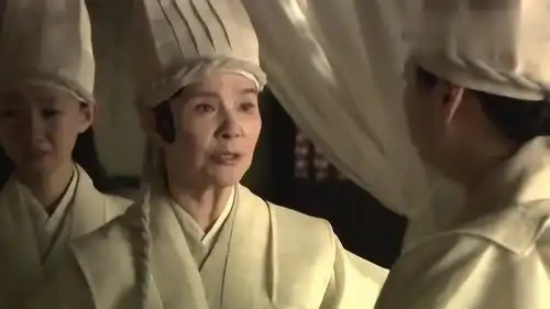 新版红楼梦赵姨娘在贾母灵前发疯,众人以为她是鸳鸯附身
