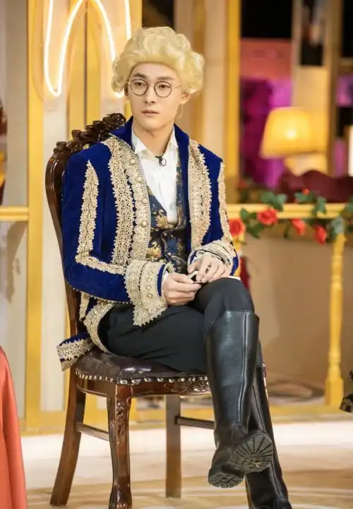 明侦张雨剑首秀翻车反差萌老干部人设被嘲装过头,眼神呆滞垮脸念台词
