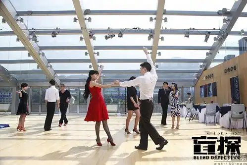 盲探曝新剧照华仔高圆圆暧昧升级
