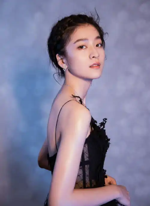张雪迎的黑色吊带裙美起来没对手,宫廷风盘发带着复古调调,仙了
