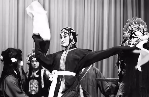 戏剧日历丨5月22日,都是被他们逼的
