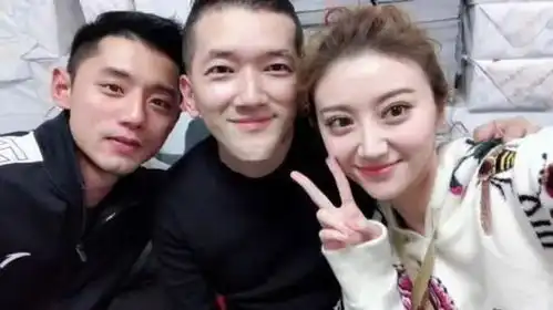 人间富贵花景甜上位之谜,和身后的2个男人