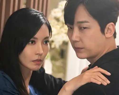 金顺玉掀起收视狂潮,剧情不拘一格随心走,第二位女孩倒在血泊中