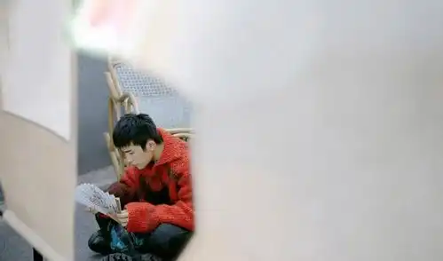 易烊千玺胡同花絮照曝光头顶荷叶好可爱,上房揭瓦演绎早春穿搭
