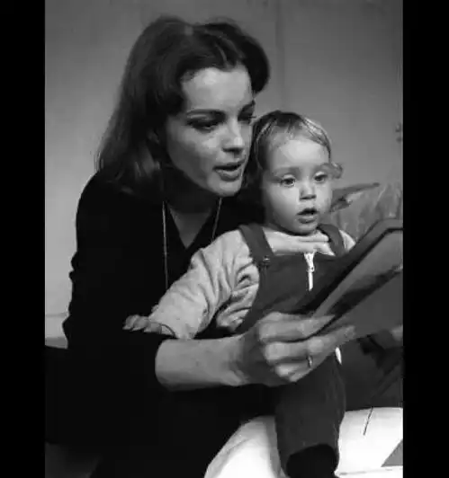 他是风流佐罗,曾抛弃茜茜公主,与3只狗孤独终老