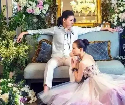 妈妈的朋友剧照婚纱