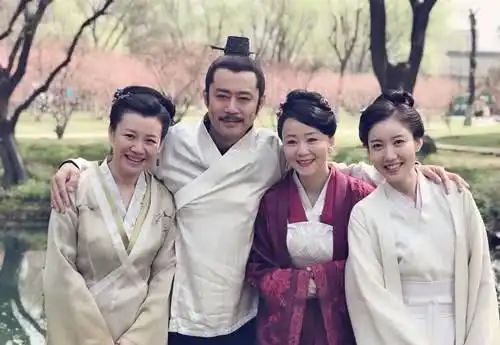 知否妈妈团换上现代装,林小娘判若两人,大娘子最惊艳
