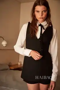 maje2017秋冬晚装系列lookbook以80年代末时装风格,全新演绎彼时经典风尚
