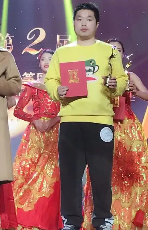 优秀青年导演郑晓佳荣获第一届中国双塔山爱情电影周爱情微电影金玫瑰杯十佳导演