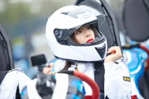 组图杨超越化身酷帅赛车手穿纯白赛车服青春洋溢