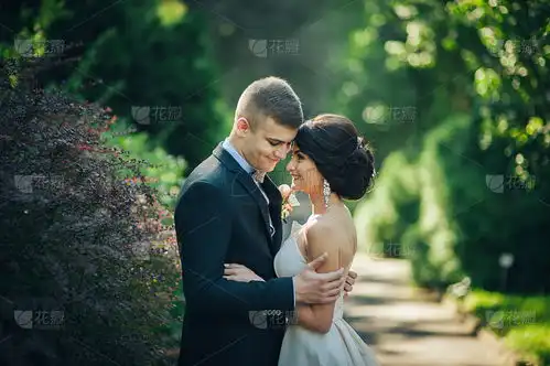 从上面看,美丽的新婚夫妇在傍晚的花园里接吻其他图片