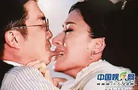 63岁刘松仁与33岁杨怡重口味剧照上演咬唇戏
