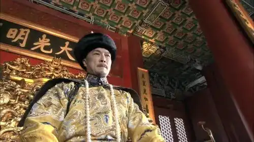 步步惊心四爷被康熙打骂,若曦瞧见实在心疼,竟是旧爱八爷所为