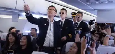 中国机长高空中举办首映礼很罕见,张天爱化身空姐发老干妈