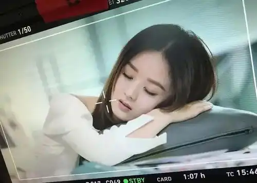 赵丽颖的睡颜,有唯美的有不拘小节的,不顾形象的
