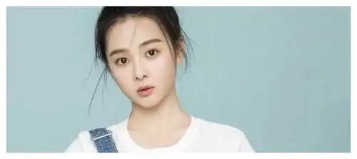 她14岁戏中爱上释小龙,全网禁止她整容,今27岁长成这样