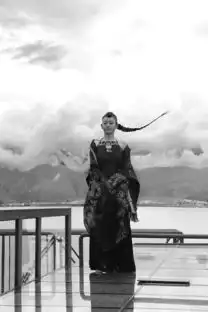 她年近花甲,依然是最美的孔雀精灵,美得不可方物
