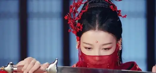 孙怡红衣造型,新剧中饰演的冬月,身着红裙的造型绝美无敌啊
