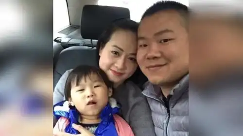 33岁小岳岳全家近照,5岁女儿果然是亲生的,妻子贤惠不输刘涛
