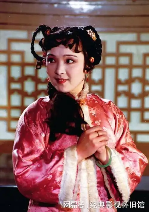 87版红楼梦薛宝琴剧照说她是红楼梦第一美女,你同意吗
