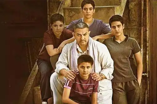 爸爸带女儿等地铁火遍全网,这才是值得学习的教育,不愁孩子优秀