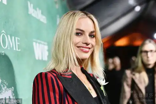 艾玛斯通挑战波点透视裙小丑女罗比变御姐