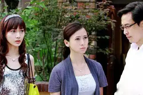 50岁翁虹晒跟女儿合照似姐妹,网友有个专业健身管理师老公真好
