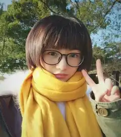 她给陈妍希当替身走红,后演过女主,因参演香蜜与杨紫成好友
