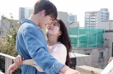 女孩遭打劫被救,和救命恩人相爱3年,婚礼上女孩儿对着天空敬礼