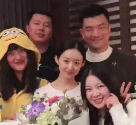 赵丽颖为经纪人庆生,素颜出镜与工作人员合影丑到简直不敢认