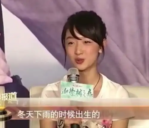 17岁的周冬雨青涩可爱,简单随性名字的来历原来是这样中国
