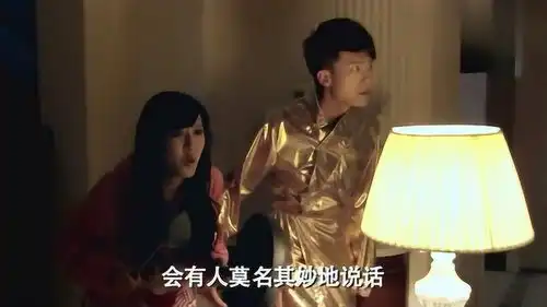 爱情公寓子乔美嘉寻找神秘声音,找到后看了一眼,两人瞬间懵了
