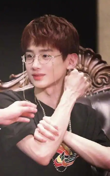 文文静静的白敬亭居然是肌肉男网友调侃迷妹们要忍不住尖叫了