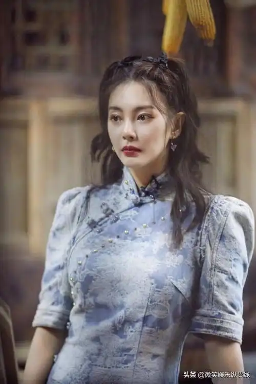 杨幂同框小1岁张雨绮撞造型,同梳双马尾穿旗袍,不让了撑爆旗袍
