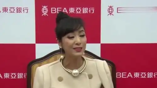 65米雪晒京剧造型超惊艳,与84岁谢贤再同框宛如吃了防腐剂
