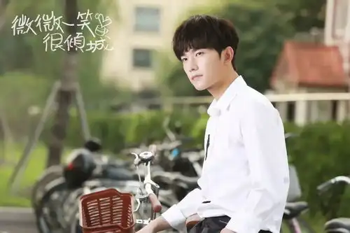 杨洋演绎新男人法则,从不只有夜华君一款
