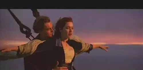 泰坦尼克号事件中最奇葩的逃生方式,藏在女人宽大的蓬蓬裙下吸烟