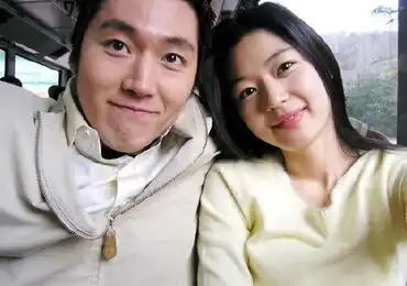 曝全智贤老公罕见正面照网友都敏俊输了