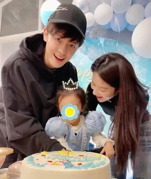 颖儿为付辛博庆生,表情不悦这段aa制婚姻,是否真的幸福