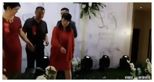 单亲妈妈嫁女儿,亲家公牵两位妈妈上台网友亲家公做法很得体结婚婚姻自由恋爱家庭生活孤单网易订阅