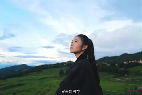 刘浩存六宫格旷野大片面庞纯澈高马尾清爽酷飒