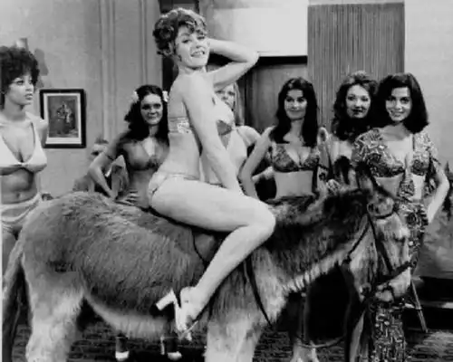 007女郎margaretnolan逝世终年76岁全金性感造型成经典