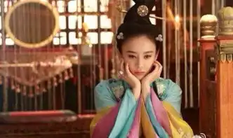 袁姗姗新戏杀青晒古装剧照与众多演员合影