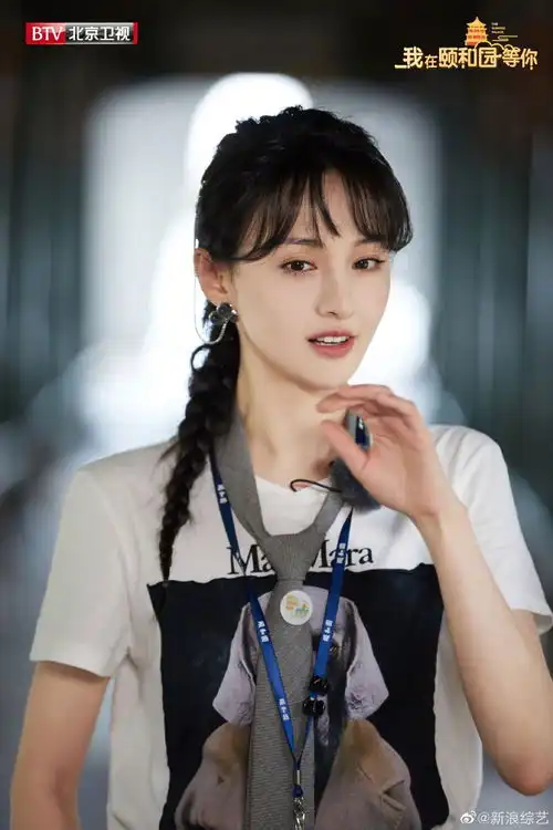 郑爽新剧照释出男友风帅气挂耳发饰俏皮灵动
