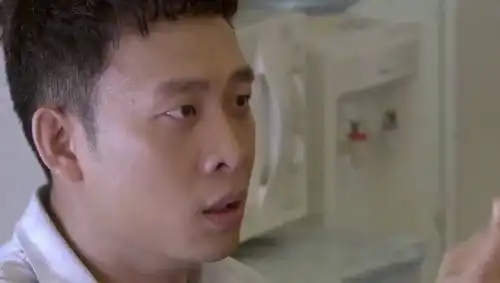 辣妈正传元宝给夏冰跪了下来,并拿出了钻戒,夏冰说回去再说