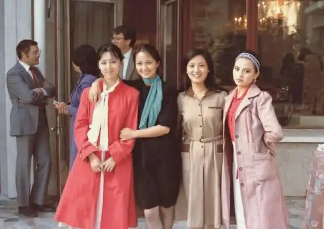 87版红楼梦女演员当年剧组对比照,林黛玉的剧照,每一张都是经典
