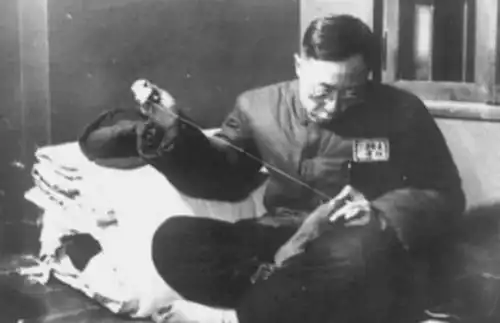 老人发现故宫中光绪照片挂错,专家据理力争,老人大怒照片上是我爹
