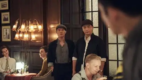 嘎子哥晒剧照粗布衣朴素接地气,身旁倪大红撇嘴眯眼表情搞怪