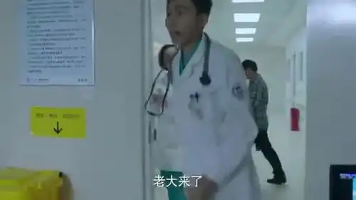 急诊科医生男子好奇吞了电灯泡,医生束手无策,江晓琪真神了
